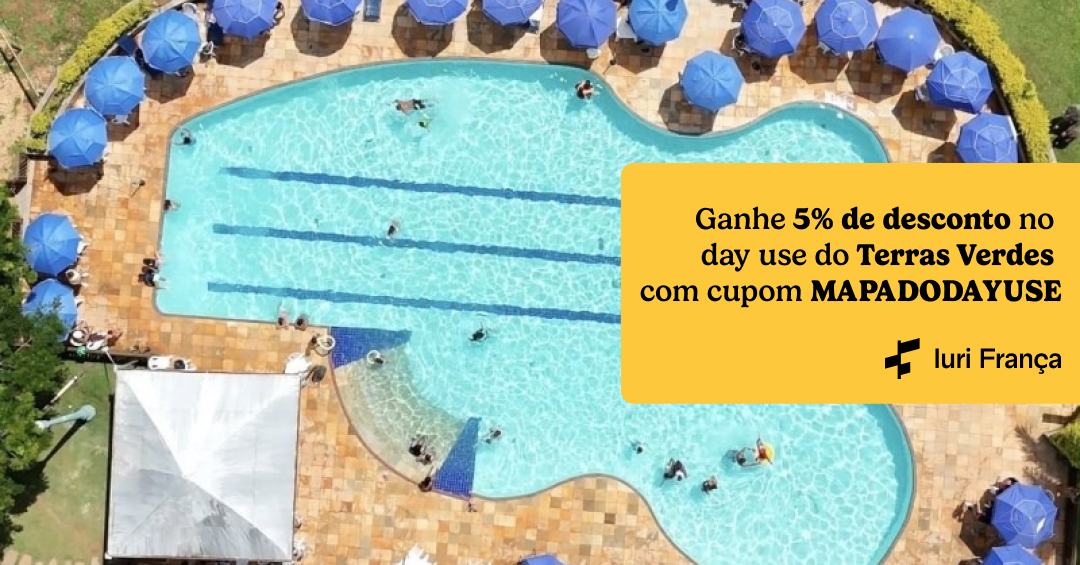Vista aerea da piscina do Terras Verdes. Na lateral tem um texto escrito "Ganhe 5% de desconto no day use do Terras Verdes com cupom MAPADODAYUSE"